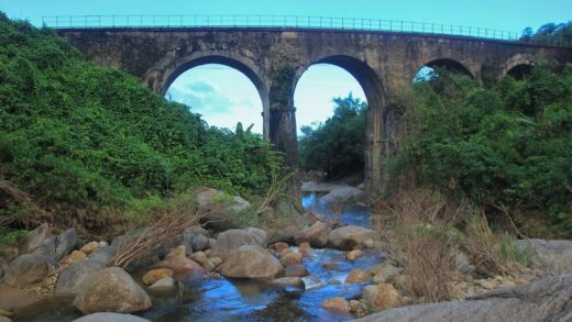 Admire the classical beauty of the Don Ca arch bridge at the foot of Hai Van mountain