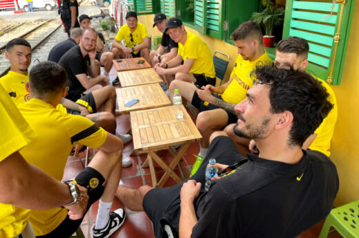 Dortmund players walk the streets by cyclo, drinking sidewalk coffee