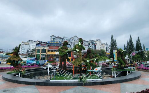 Unique miniature flower band and dancers welcome Dalat Flower Festival – 2022