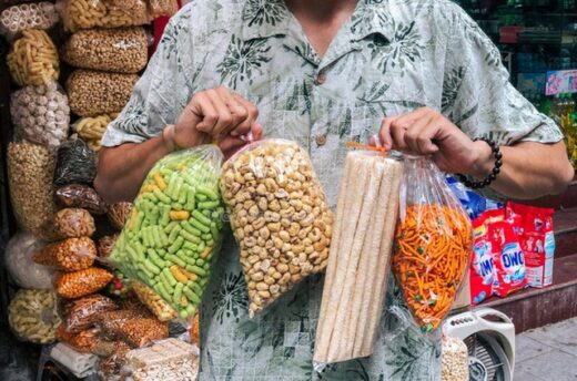 Foreign tourists are surprised to see rice nuggets explode like Tet firecrackers in the West