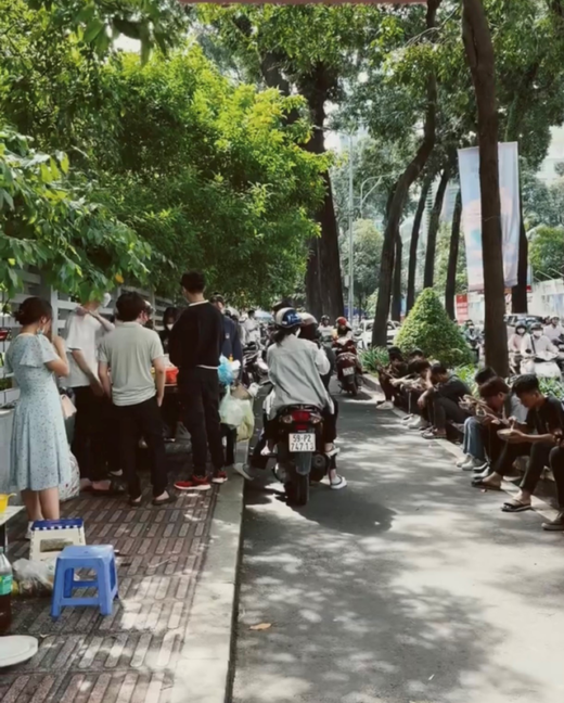 Mixed vermicelli in front of the gate of the University of Architecture Ho Chi Minh City “fever”: The day sold a hundred parts thanks to the exclusive spice