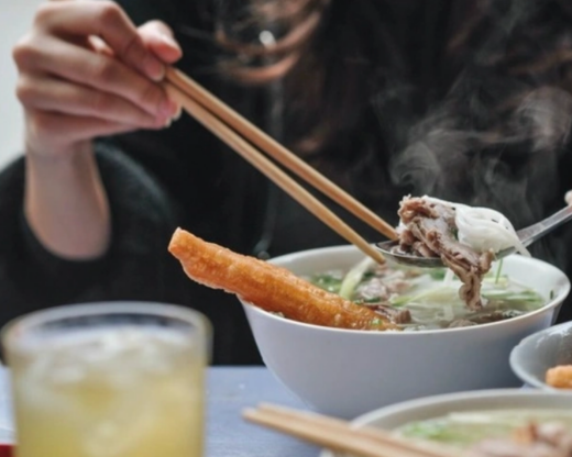 A famous food program in Korea affirmed that “roadside pho is always the best” when enjoying this dish on the sidewalk