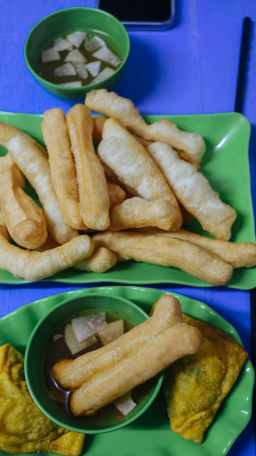 Summer days are only “background” for vermicelli and pho, but in winter, hot bagel twists become the most sought-after dish