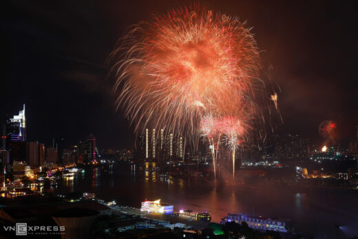 HCMC resumes New Year's Eve fireworks after a year's suspension