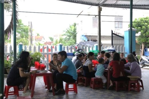 The snail shop has smoked for nearly 3 decades in Hoi An, the owner sells more than half a ton a day