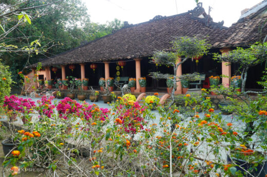 100-year-old old house in the middle of the island