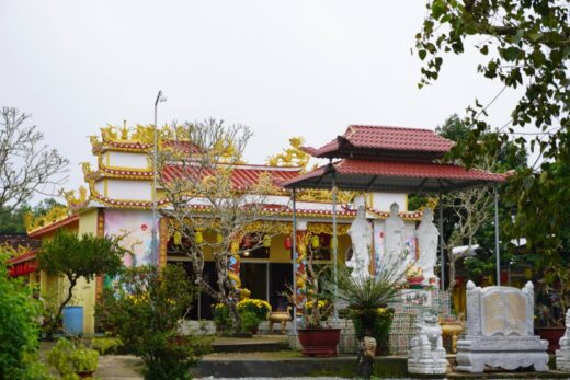 ‘Unique in Quang Ngai’: The mountain and the temple ‘fascinate’ young people because of the strange name