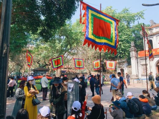 People in Hanoi take advantage of the ‘race’ to travel to spring for the rest of the Tet and 7th days, but many places are still crowded.