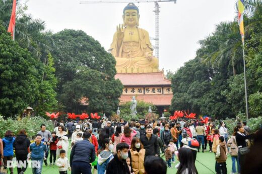 Hanoi pagoda has the tallest Buddha statue in Southeast Asia to welcome thousands of visitors/per day