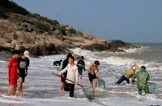 People poured into the sea to collect ‘heavenly fortune’