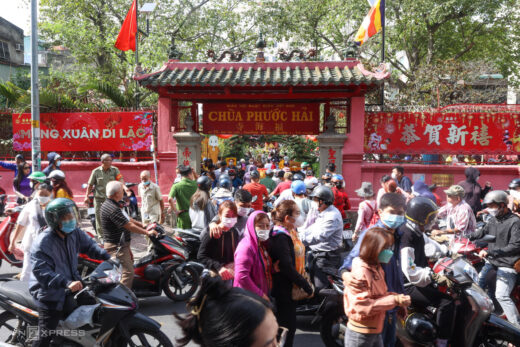 Praying together, pouring oil on the jade emperor’s body