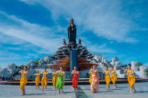 Tourists from all over the world visit Ba Den Mountain Spring Festival