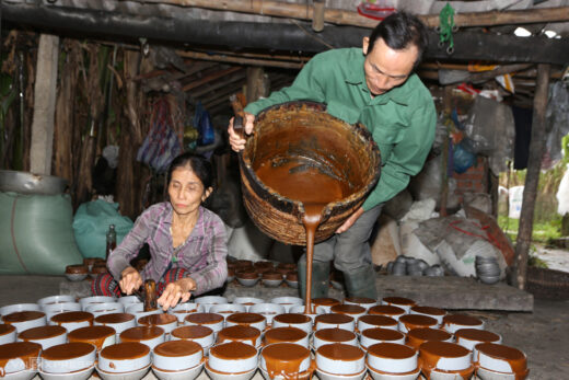 Cook sugar bowl for Tet ‘Lunar New Year’