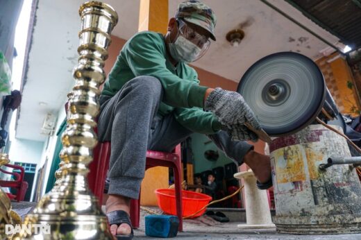 Bend your back to sit “covered in gold” with ceremonial items, earn millions to spend on Tet