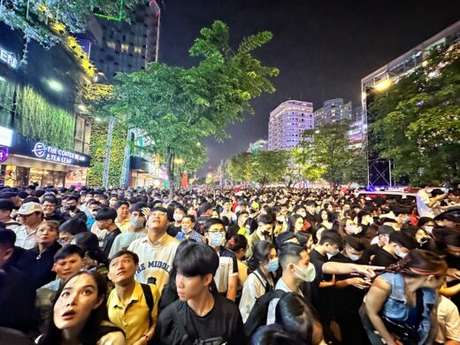 In the midst of fireworks to welcome 2023, the people of Ho Chi Minh City wish each other a ‘peaceful new year!’