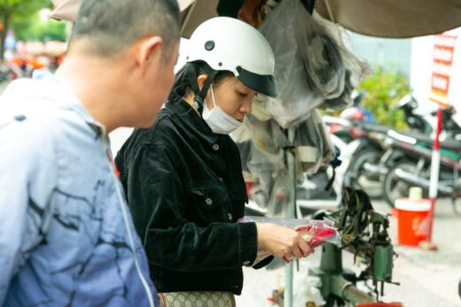 The Tet season: The profession of repairing clothes and shoes is full at the end of the year because of the huge orders, earning nearly tens of millions a day