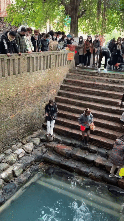 Visit Bac Ninh on the first day of the year, where there is a clear Jade Well visited by many young people