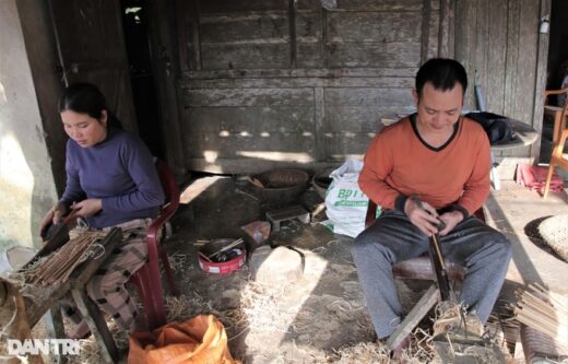 Expensive during Tet, “artisan” making areca chopsticks is busy until late