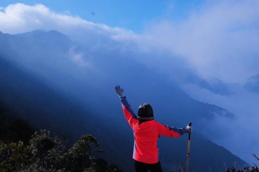 The new trend of “adventure collection” of sisters to conquer thousands of meters high mountains in Vietnam