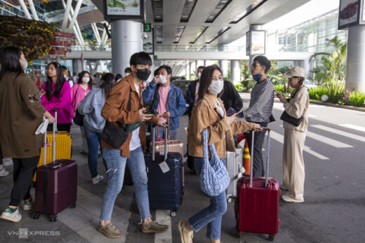 Da Nang taxi driver forced to return money to Korean tourist he gouged