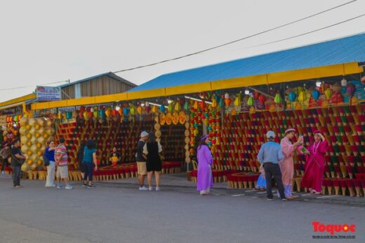 Thuy Xuan incense village “holds on” tourists when coming to Hue