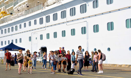 Luxury cruise ship carries 3,500 international tourists to Vietnam