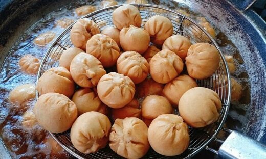 Saigon eatery sells 2,000 fried pork buns daily