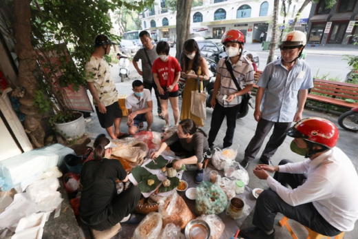 In the heart of the capital, there are street vendors that make many restaurants “envy” because of the crowd