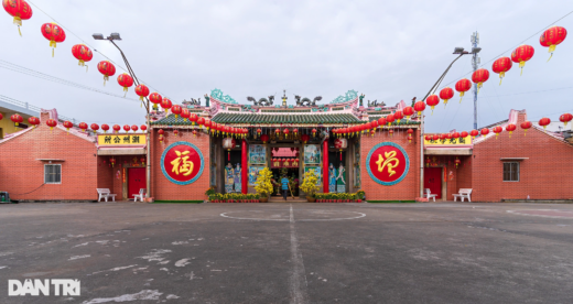 Hundreds of bright red lanterns inside the famous Soc Trang pagoda