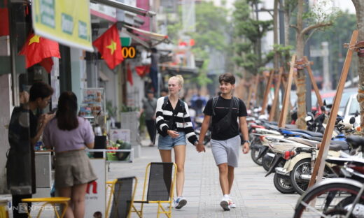 Hue opens 3rd public plaza for nighttime amusement