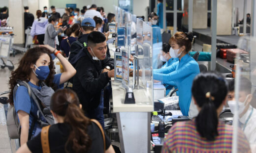 Foreign tourists fed up with immigration procedures at Vietnam's major airports