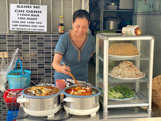 The woman’s self-stored fish bread for 30 years, although “hiding in the alley”, sells more than 300 loaves every day.