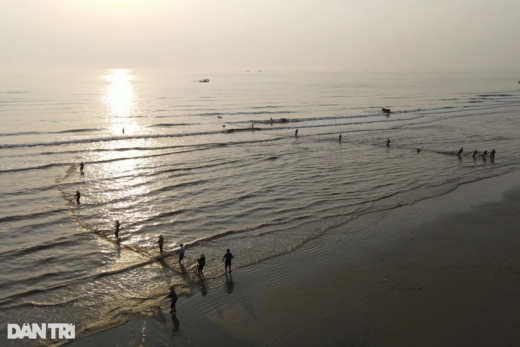 The group of people “exercising” on the beach also brought back dozens of kilograms of fresh squid