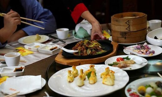 7 Chinese diners eat 300 crabs in marathon buffet session