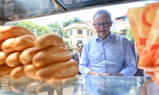 Customers flock to taste Australian PM's banh mi