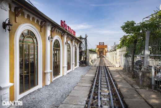 A cafe with a 360-degree view, located close to the new train line, appeared at Long Bien station