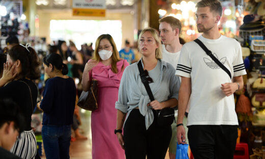 Ben Thanh Market shop ordered to shut for a week for overcharging tourist