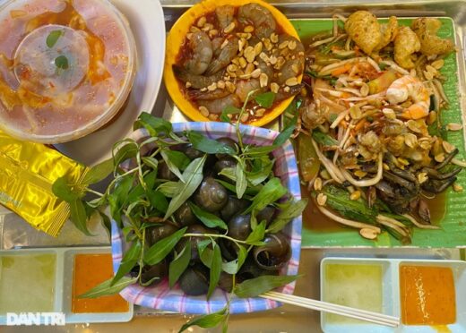 A transgender girl in HCMC “Singing and pounding” sells 600kg papaya salad/per day