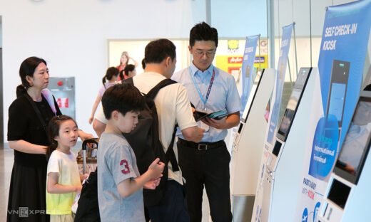 First-time foreign guests experience self-check-in at Da Nang airport