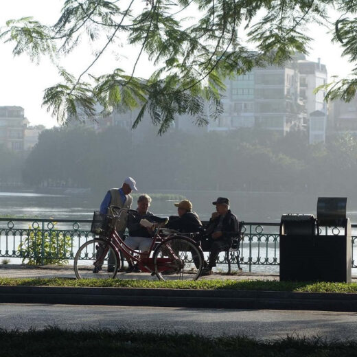 There is a beautiful and gentle Truc Bach lake in the crowded streets of the Capital!