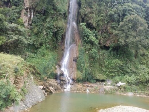 Going uphill to the Mo waterfall in Thanh Hoa to admire the beautiful and poetic scenery