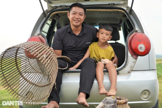 People in the street bought tickets for each other to catch fish, and the owner of the lake collected nearly ten million dong