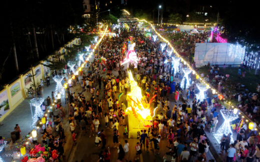 Ha Tinh parades giant Mid-Autumn lanterns for the first time