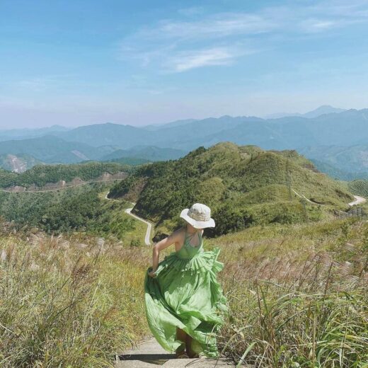 Mop hills swaying in the sky in Quang Ninh with an unforgettable cloud resort experience