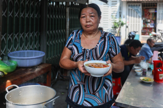 Beef noodle shop costs 10,000 VND and sells within an hour in Saigon