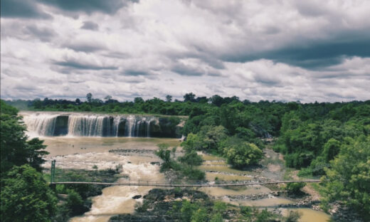 Travel to the famous twin waterfalls in the Central Highlands during flood season