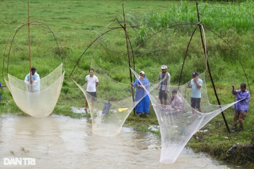 Amid torrential rain, people flocked to look for flood season specialties