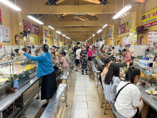 Inside the ‘giant restaurant’ in the middle of Da Nang city