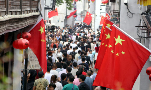 Chinese tour guide yells at tourists for refusing to shop