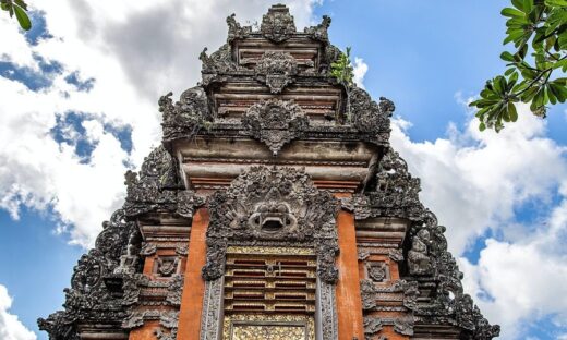 Indonesia hunts foreigner who meditated naked at Hindu temple